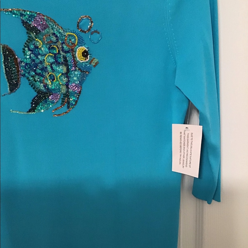 Sweater embellished with fish decoration. Sz. L